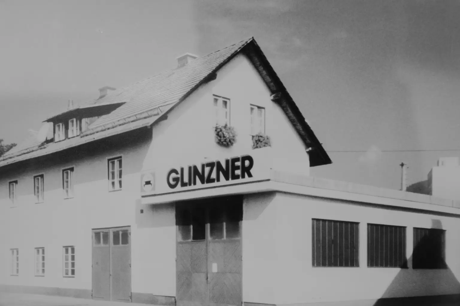 Eduard Glinzner (Wagnermeister) legt den Grundstein für das heutige Unternehmen in Seebach bei Villach